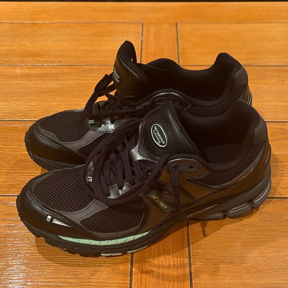 New Balance Men's Black and Silver Athletic Shoes